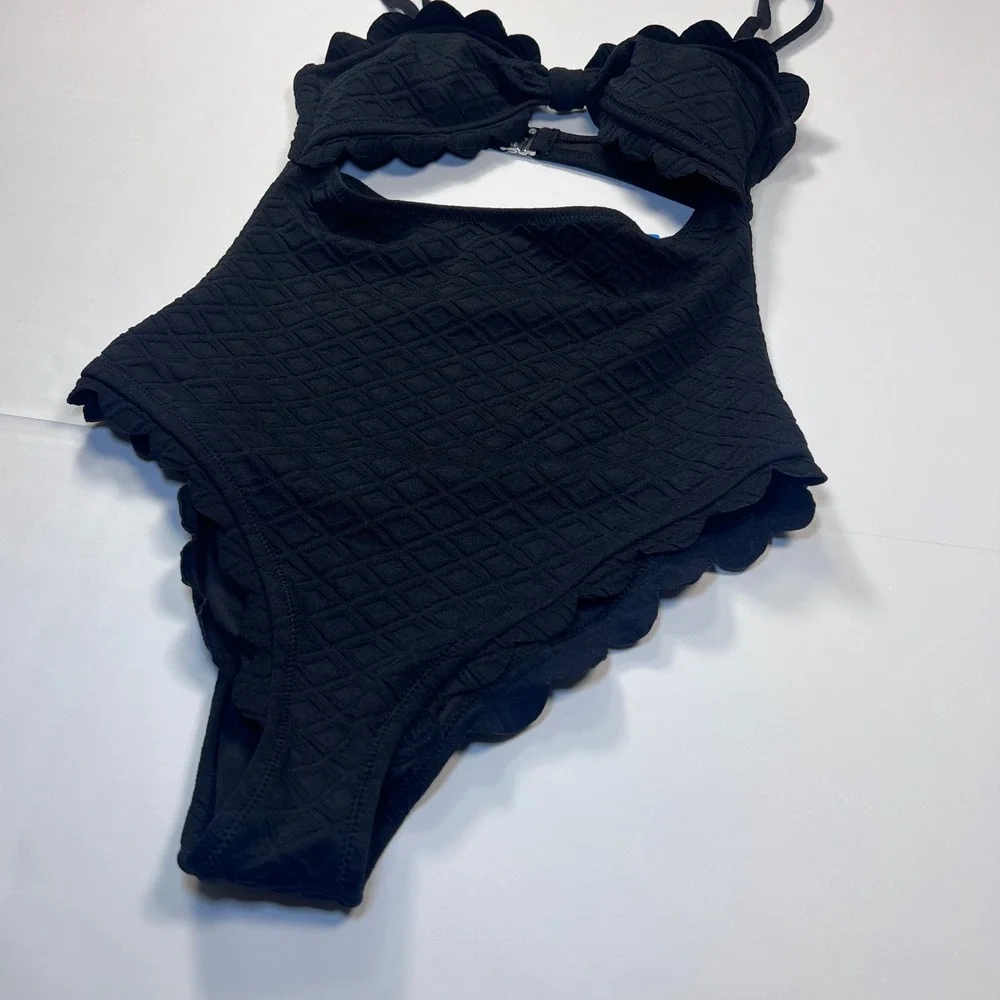 Cupshe One Piece Swimsuit Size Small Black Scalloped Cutout‎ Textured Monokini